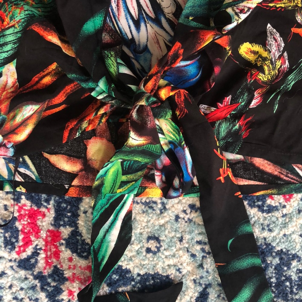 Eccentric Patterned Collared Crop Top - image 3